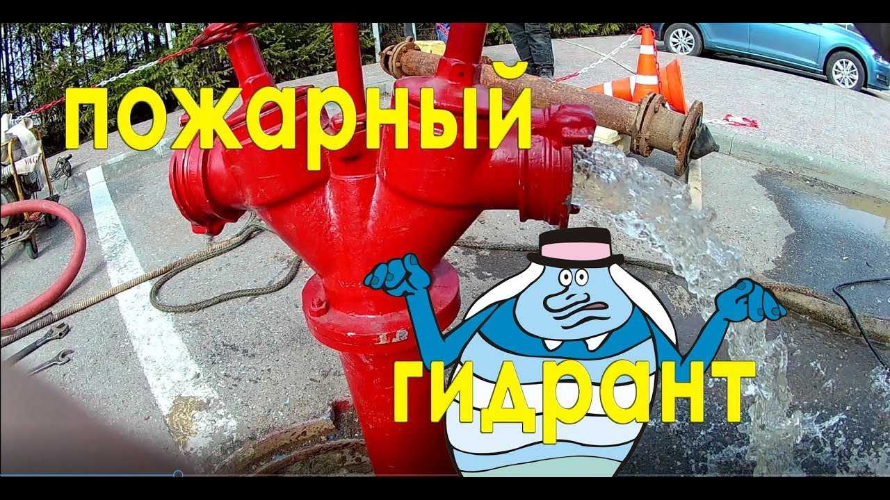 заснеженный пожарный гидрант с установленной колонкой зимой