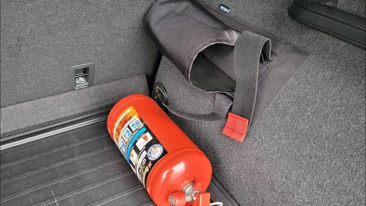 правильное крепление огнетушителя в багажнике автомобиля