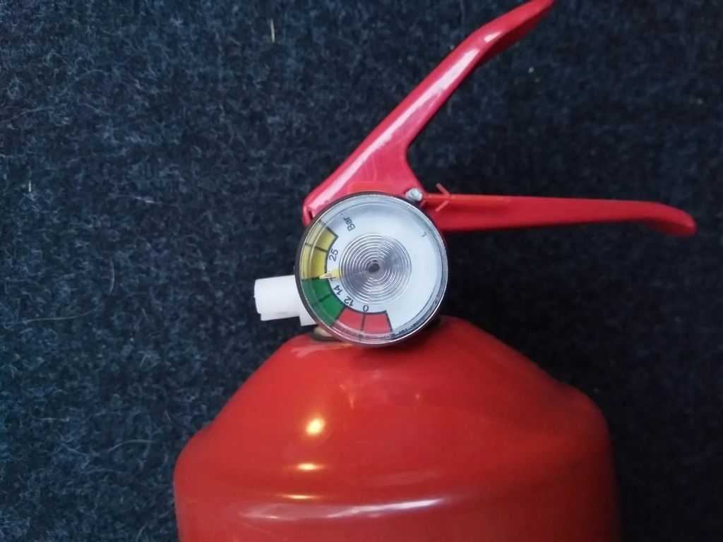 стрелка манометра огнетушителя в зеленой зоне