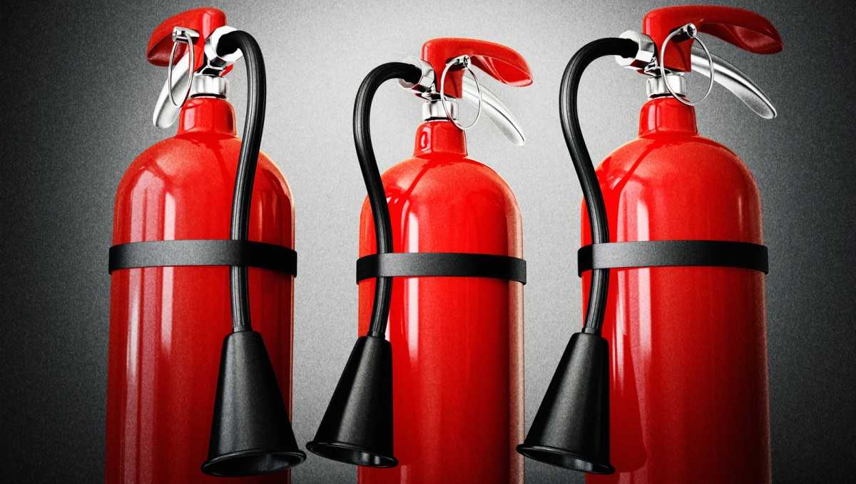 огнетушители ОП и ОУ на пожарном щите предприятия